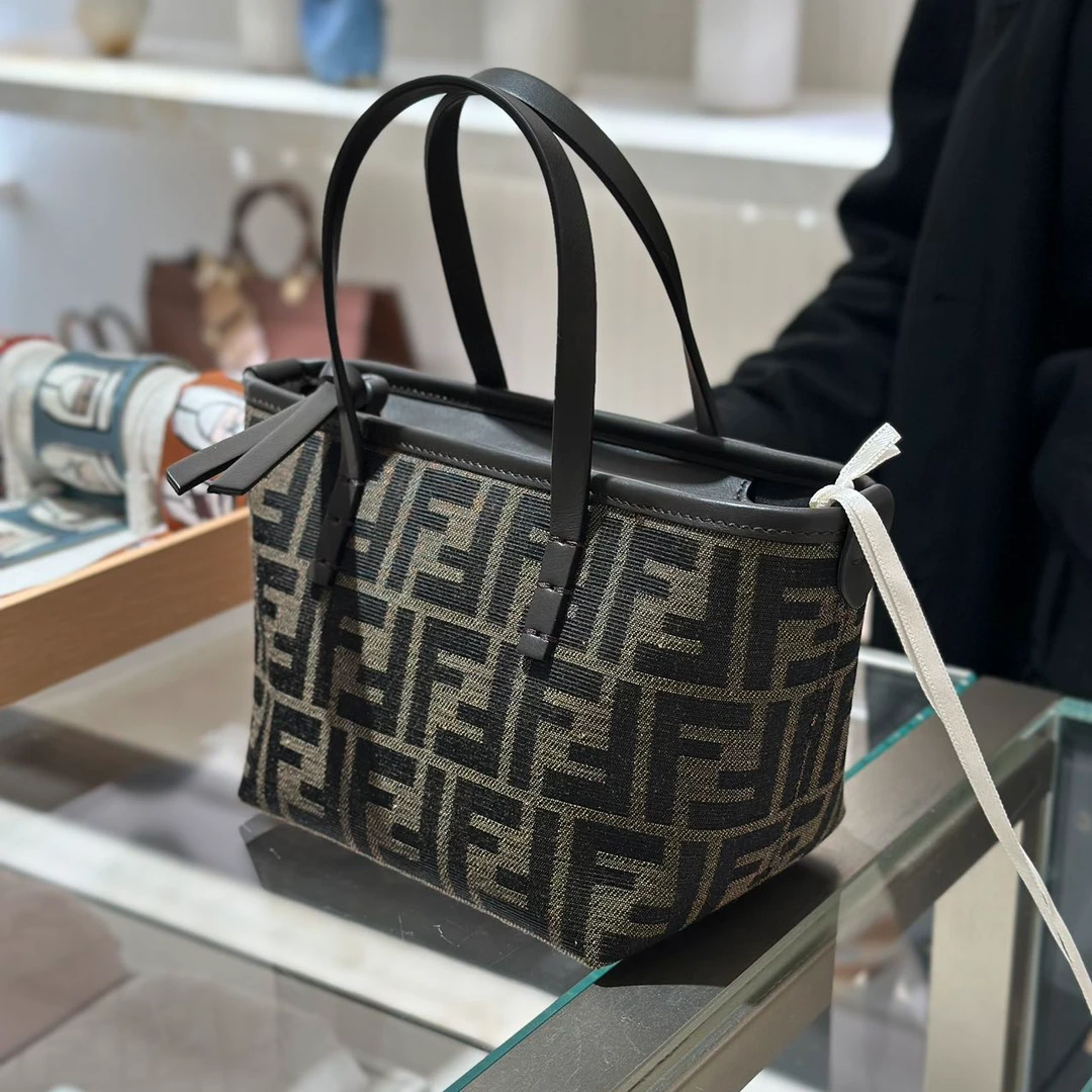 全新未使用 FENDI/芬迪 芬迪新款拉链水桶包尺寸15.5*11*13