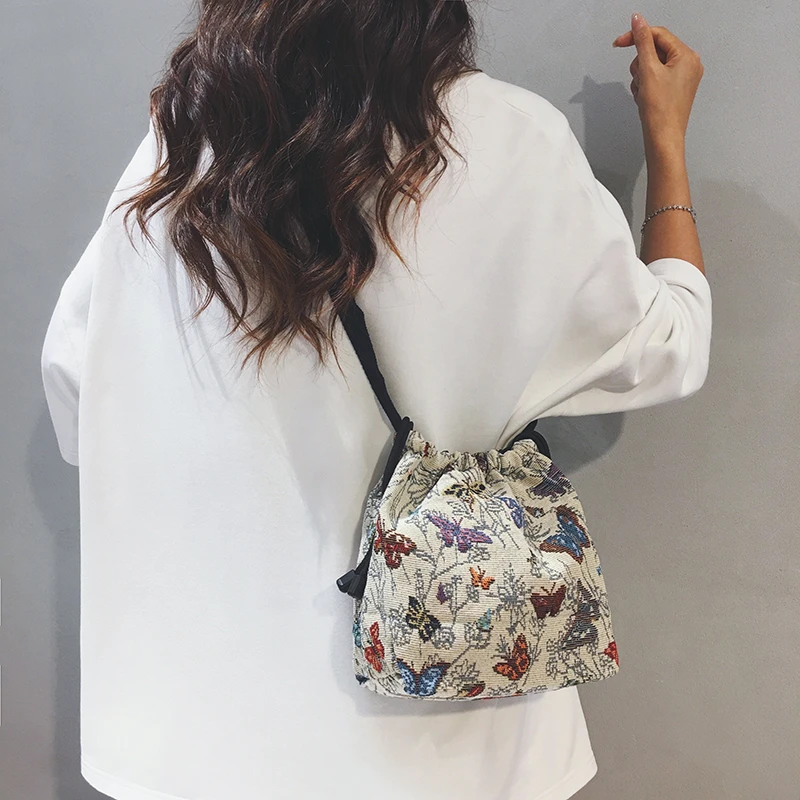 文艺国风印花帆布小包包女2024新款时尚小众包休闲斜挎水桶包