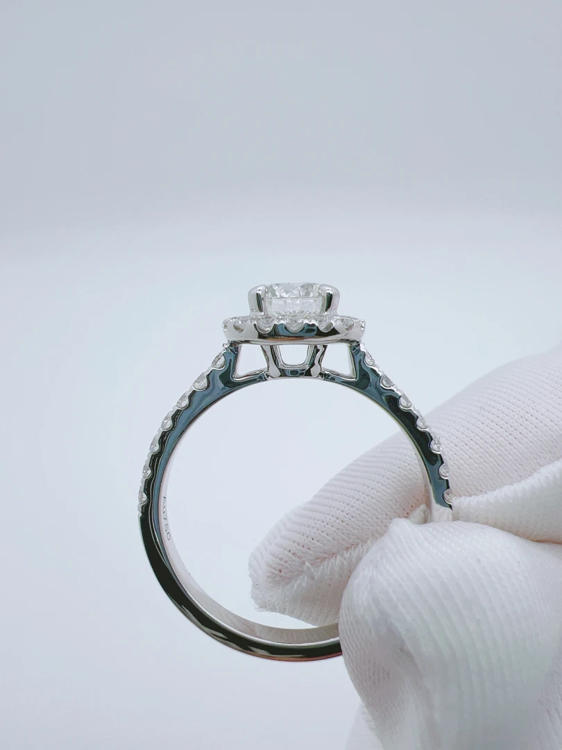 18k金圆苞四爪钻戒，主石50.5分，副石37.1分，颜色FG，净度SI.