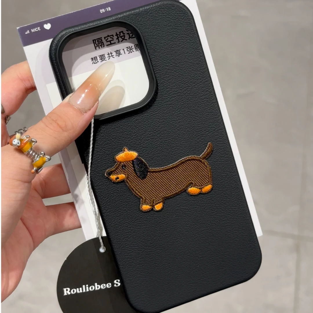 欧克里里黑棕刺绣狗适用苹果17/16/15荔枝纹手机壳iphone12/13/14