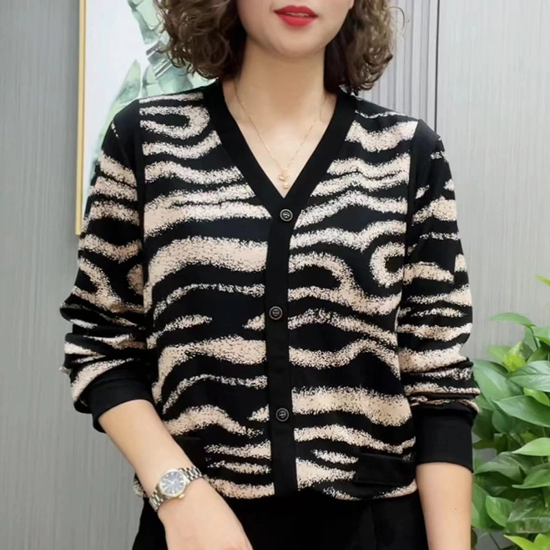 2023秋季新款时尚中年妈妈装长袖V领时尚减龄休闲遮肉小衫春秋