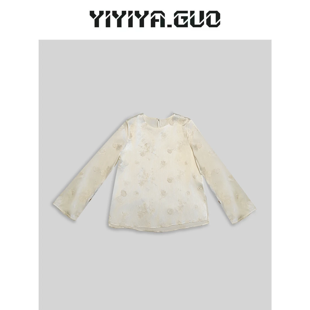 yiyiya.Guo艺艺吖/【浮雕花朵】白色提花袖口长袖圆领上衣2024402