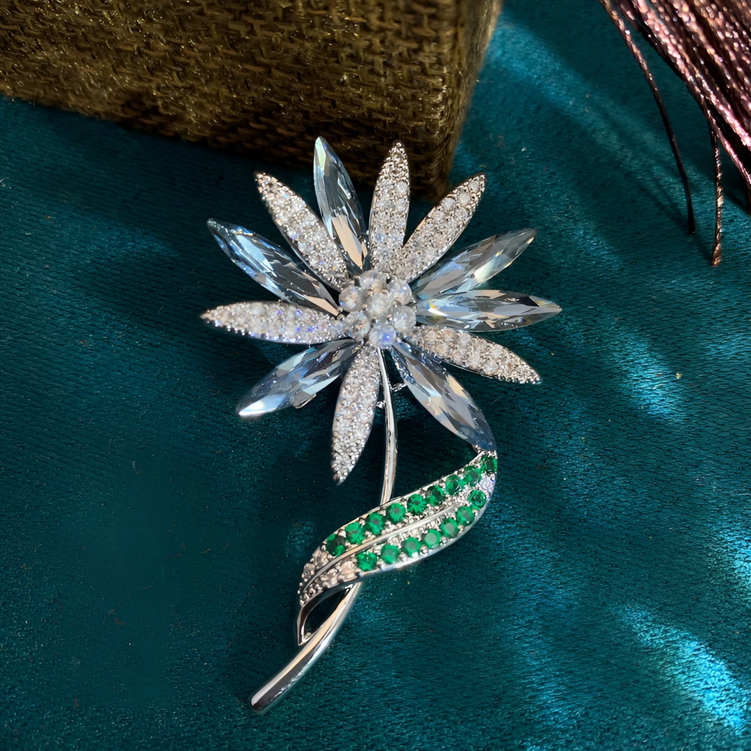 铜合金仿水晶胸针 施家轻奢百搭时尚优雅高档胸针秋冬西装配饰