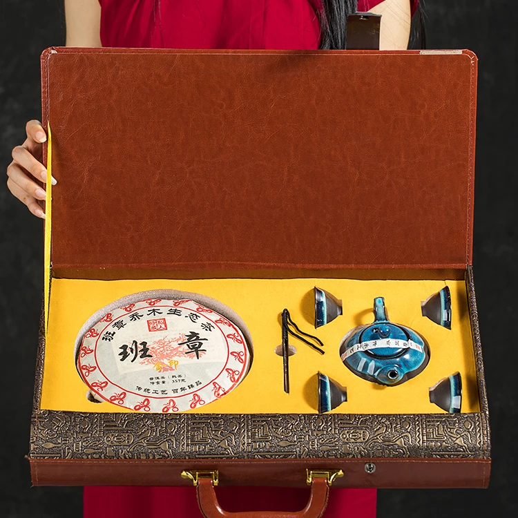 云南普洱茶陈年古树熟茶饼高档皮质礼盒配茶具节日送礼送长辈亲戚