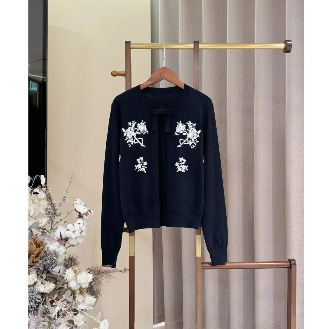 【晨老板】~ceilina【蝶意荶情】时尚圆领花朵长袖针织开衫79247034