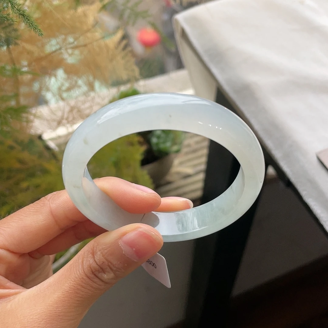 翡翠手镯未镶嵌?白月光