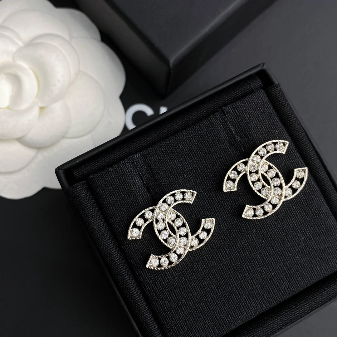 全新未使用 Chanel/香奈儿 经典C logo银色镂空镶钻 耳钉S2376