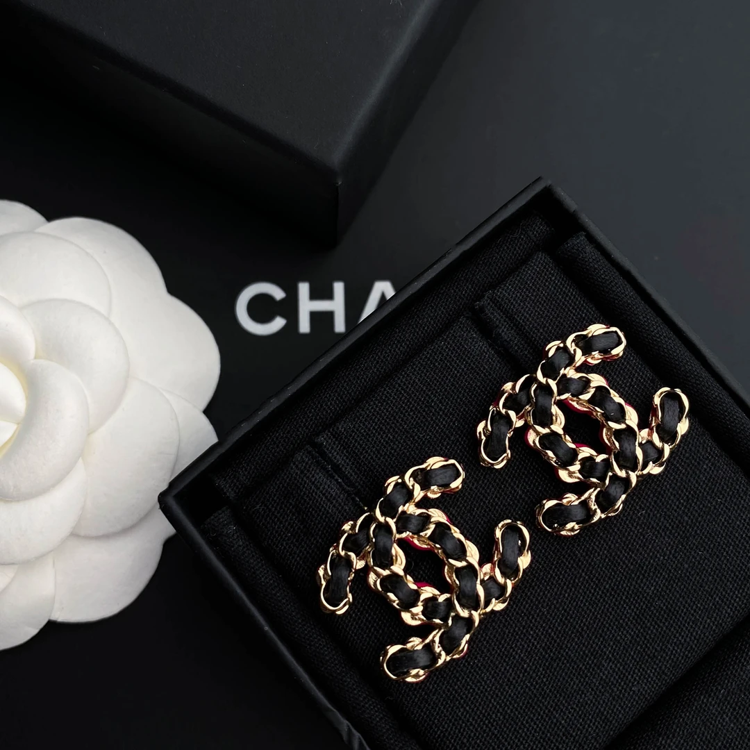 未使用 Chanel/香奈儿 经典皮穿链 黑金logo耳钉 S4862