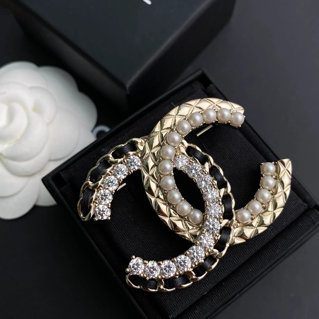 全新未使用 Chanel/香奈儿 24V新款皮穿链棱格珍珠镶钻胸针 S4634