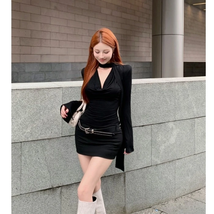 辣妹黑色荡领长袖连衣裙女秋季修身御姐裙子气质紧身收腰包臀短裙