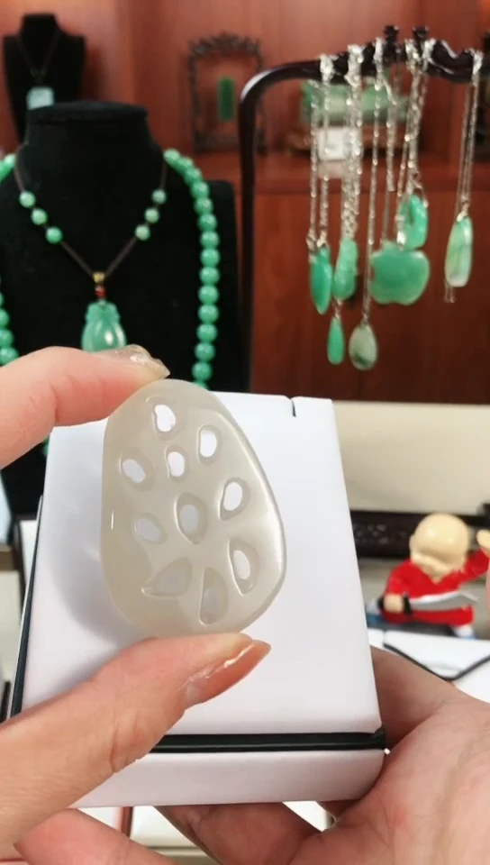 【闪购商品】密玉（石英质玉）颈饰未镶嵌山水