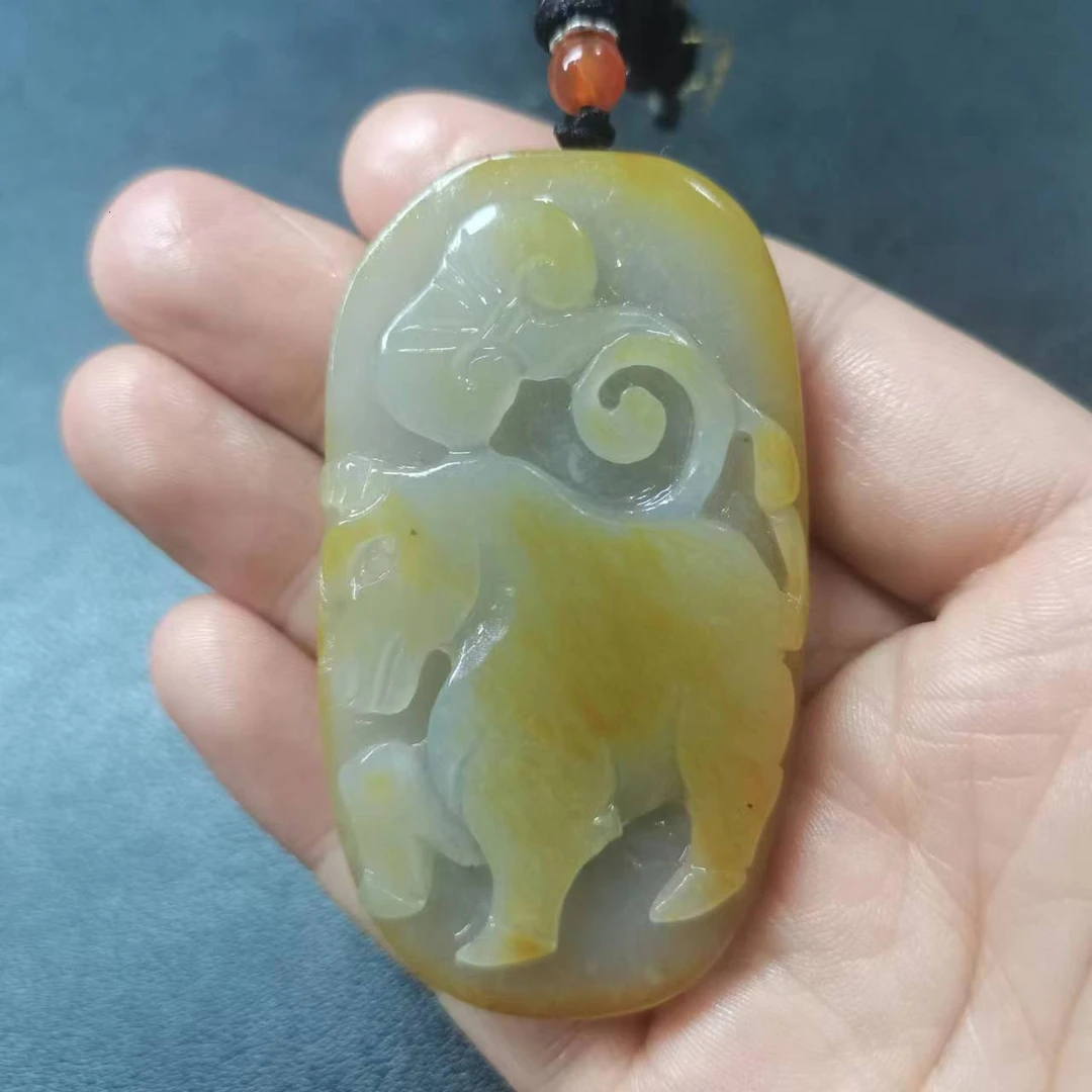 和田玉双色大牛大吊坠