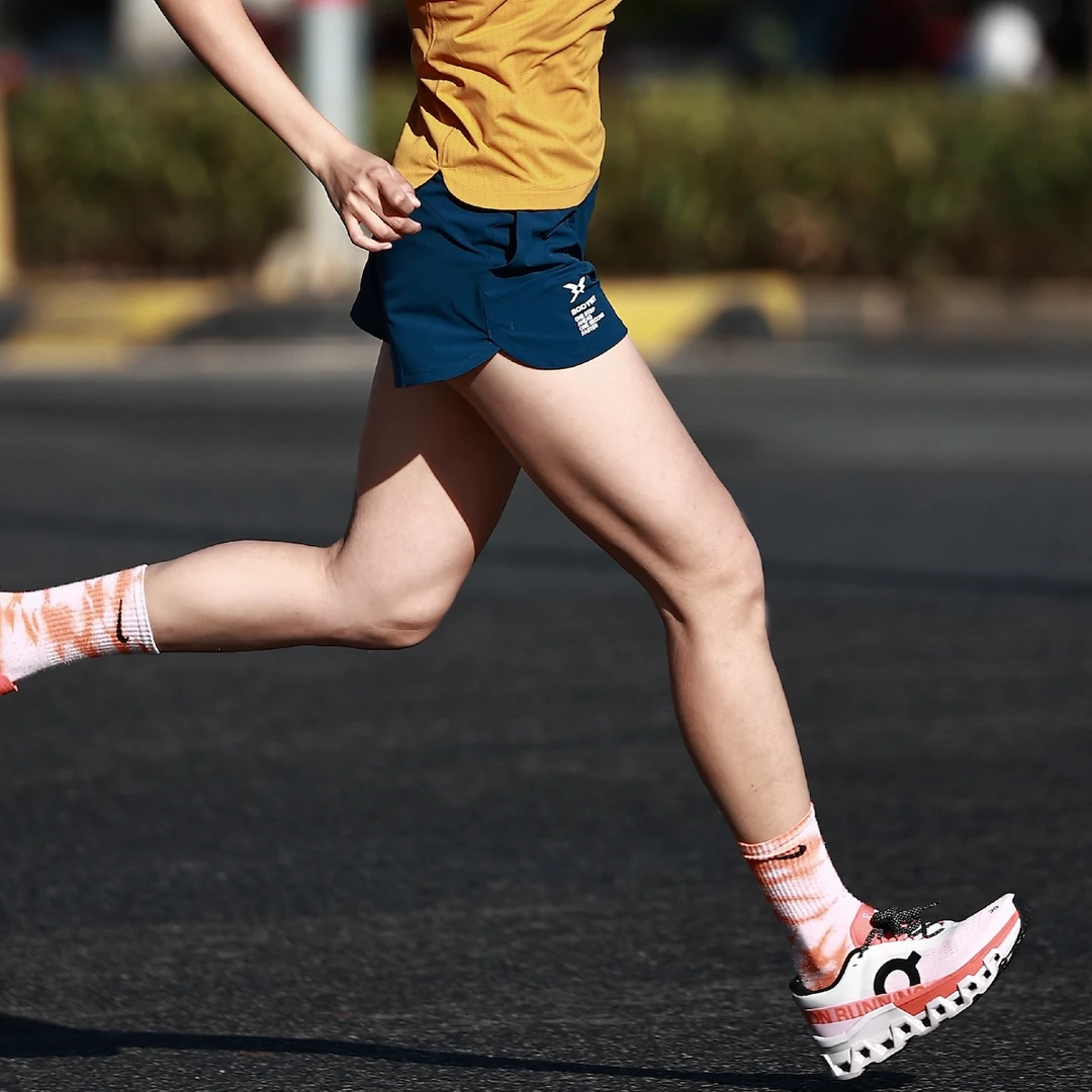 BODYWIT身体智慧向右女款速干防走光专业跑步马拉松弹力短裤户外
