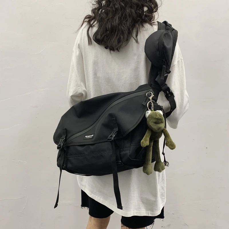 日系潮牌大容量邮差包男士学生斜挎书包运动骑行包女工装机能背包