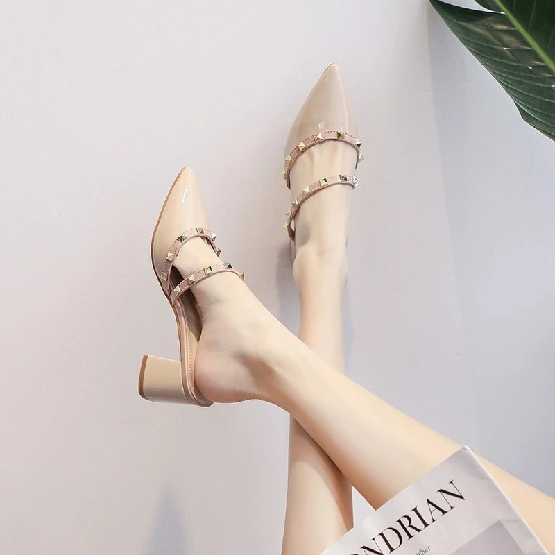 2025年夏新款中跟裸色高跟鞋法式小众粗跟尖头铆钉包头后空凉鞋女