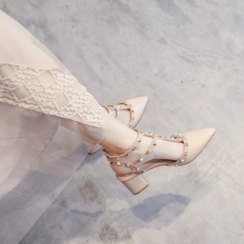 2025年夏新款中跟裸色高跟鞋法式小众粗跟尖头铆钉包头后空凉鞋女