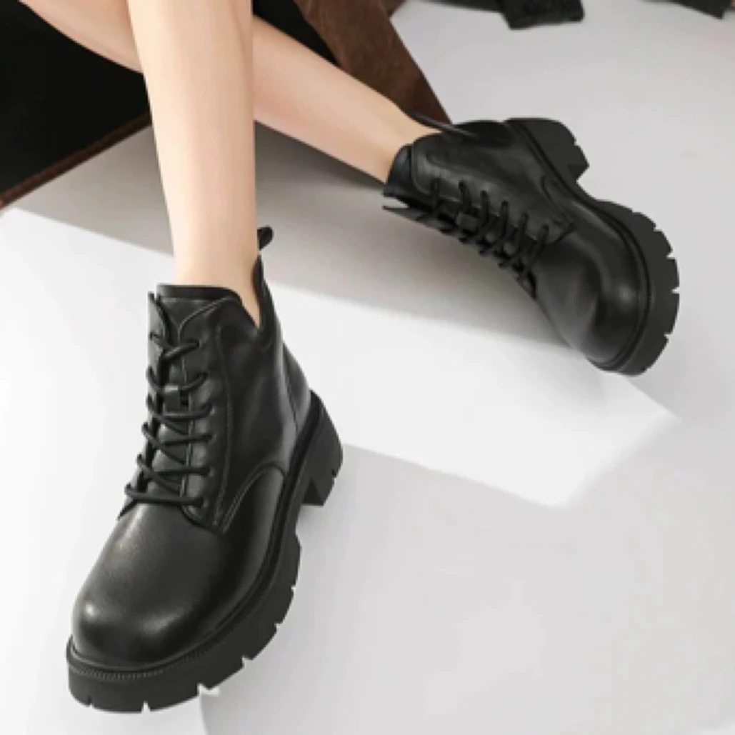 马丁靴女24年冬季新款英伦圆头系带粗跟中跟纯色女鞋D18