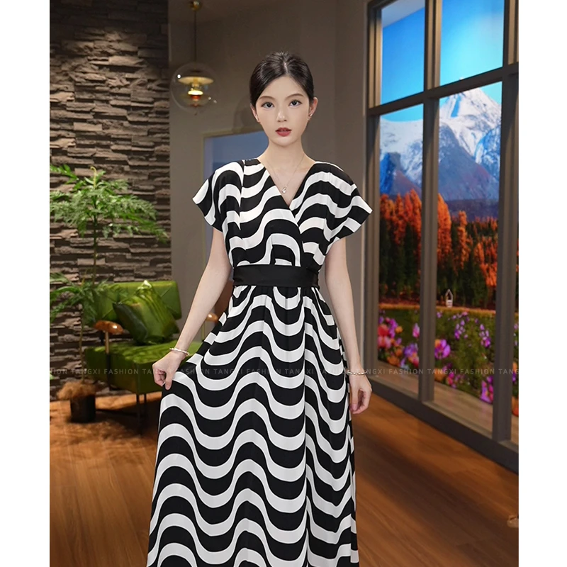 唐熹现货2025夏季新款【巴黎赴约】气质V领洋气显瘦设计感a字连衣裙