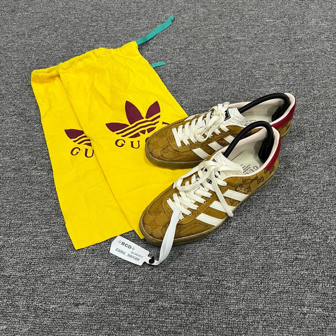 GUCCI 古驰 × Adidas 阿迪达斯 棕色双G满印德训板鞋 41.5码/98新