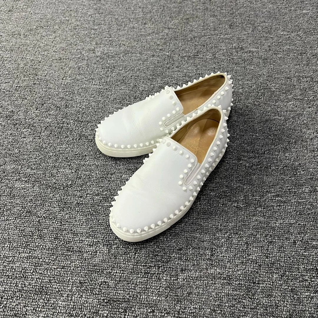 偏跟Christian Louboutin CL 白色铆钉红底一脚蹬板鞋 36码/9新