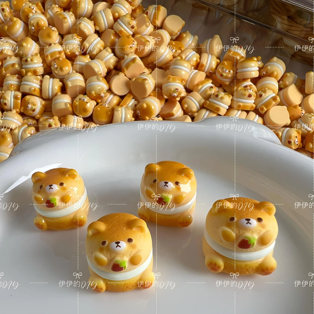 【伊伊定制 - 抱草莓的墩墩熊】食玩树脂配件 手作创意DIY 摆件