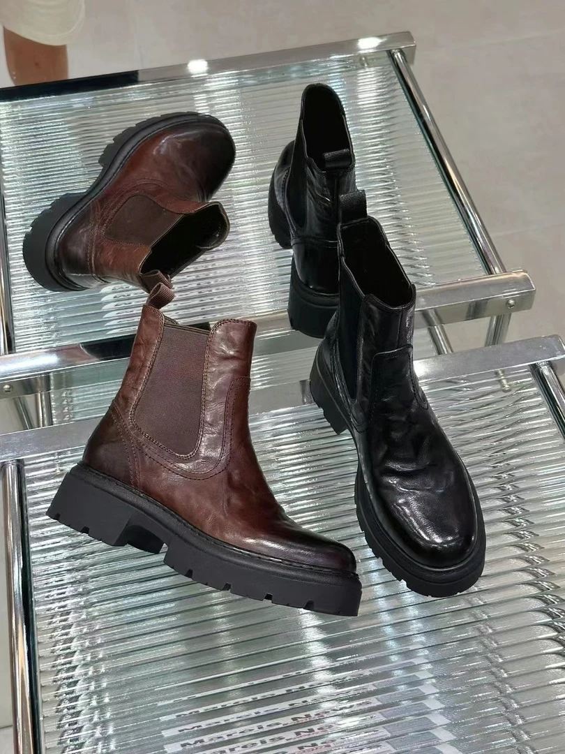 胎牛皮手抓纹，内里羊皮，大底是防滑橡胶大底