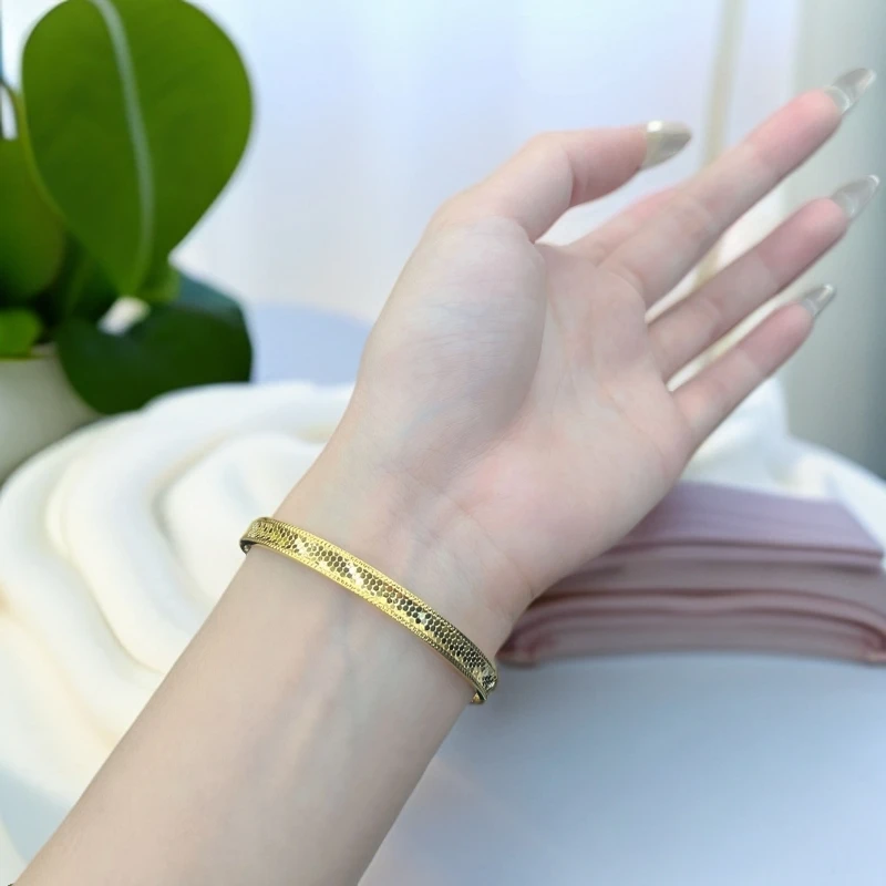 A15 750龙鳞闪闪闭口手镯