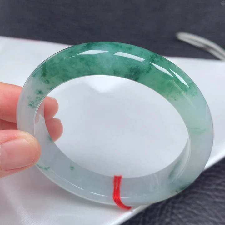 翡翠手镯未镶嵌。