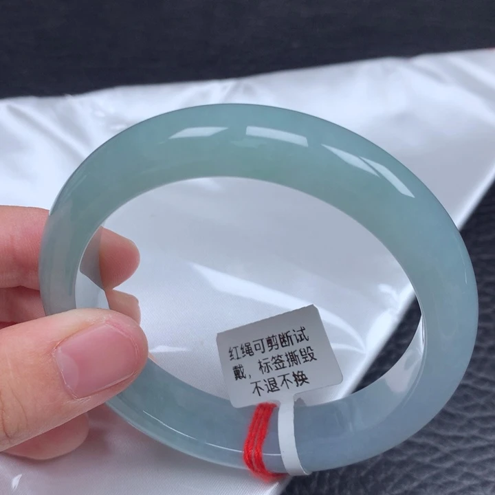 翡翠手镯未镶嵌。