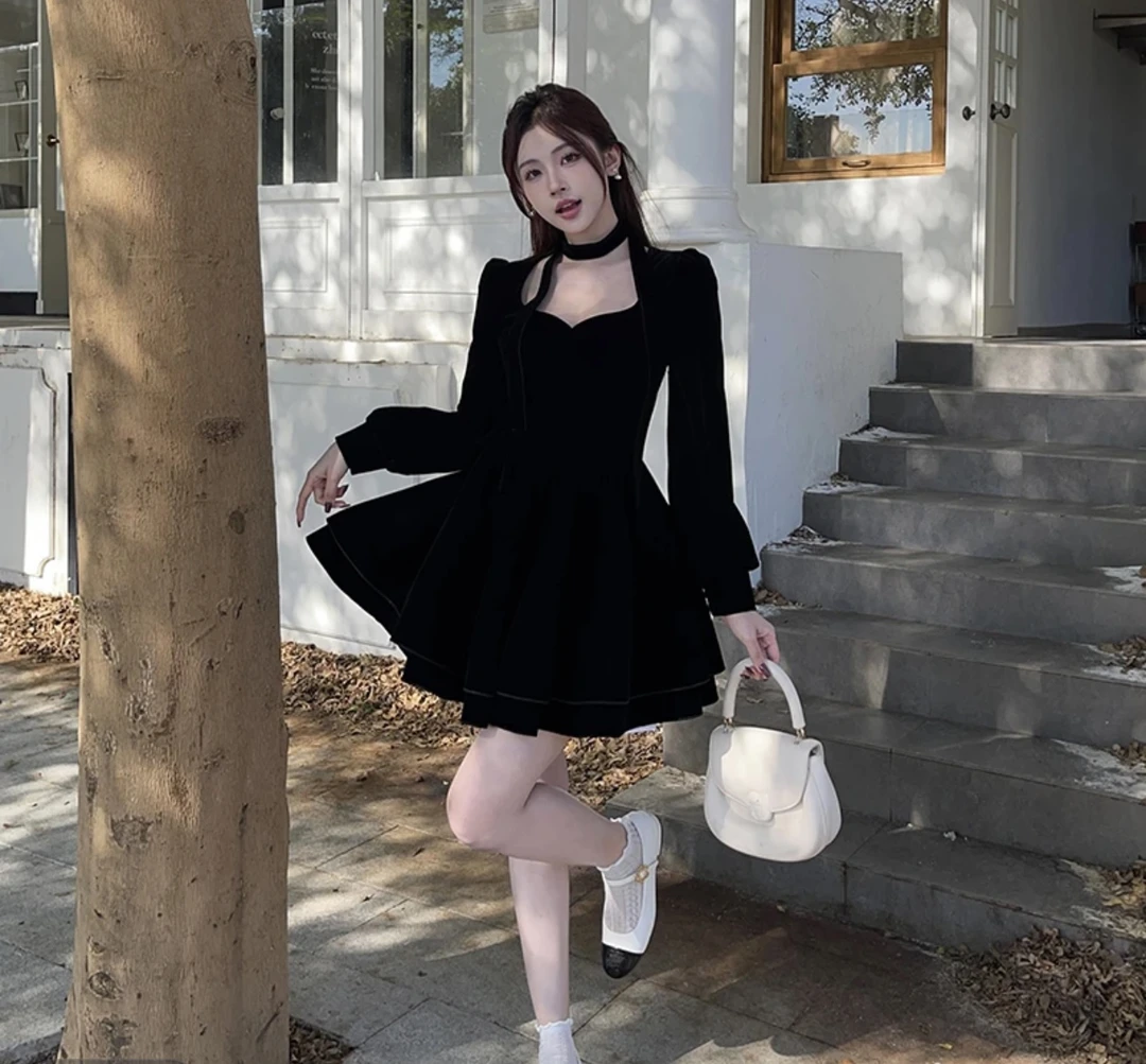 法式复古方领连衣裙氛围感秋冬赫本风小众收腰名媛气质显瘦小黑裙