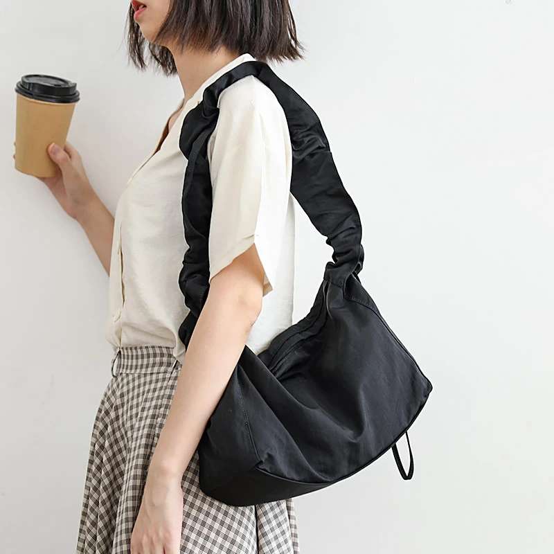 ins超火韩版单肩褶皱抽绳布包纯色斜跨包 尼龙布邮差包女腋下大包