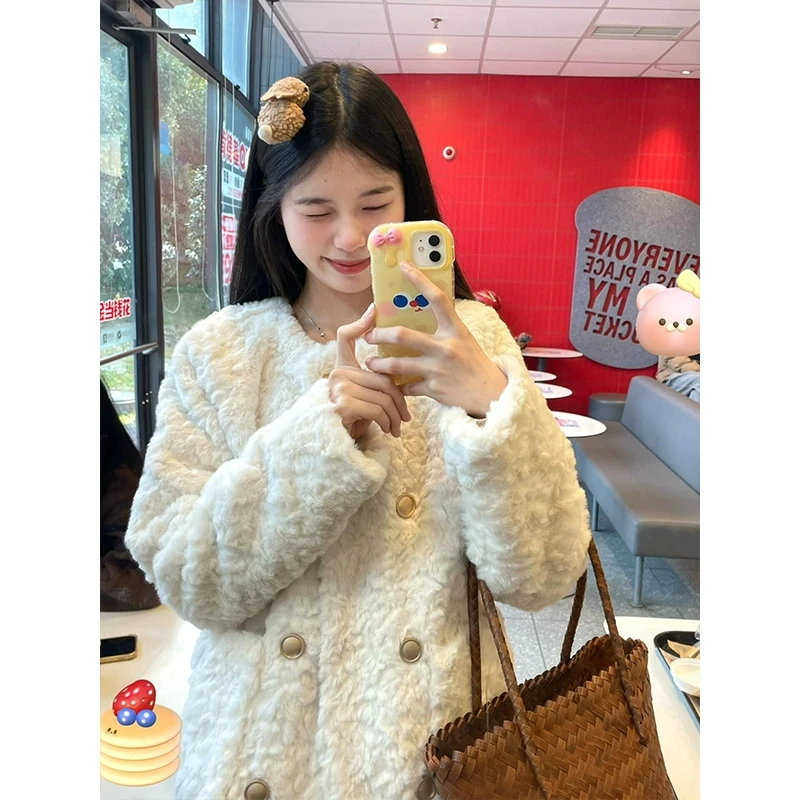 白色初冬羊羔绒厚外套女秋冬季韩系小香风兔毛毛绒新年外套羊羔绒