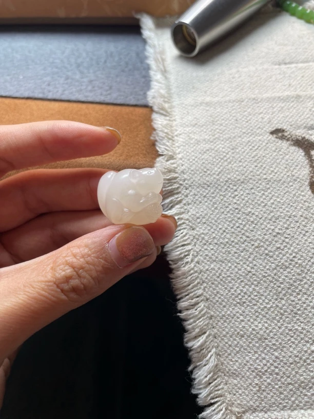 和田玉浅粉粉白手工雕刻小松鼠吊坠