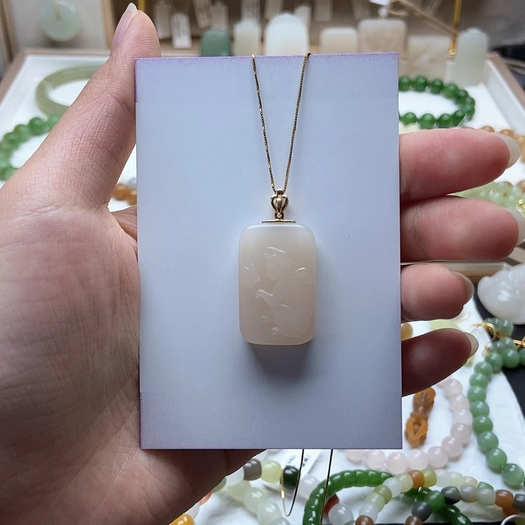 和田玉颈饰18K金镶嵌藕粉猫咪牌