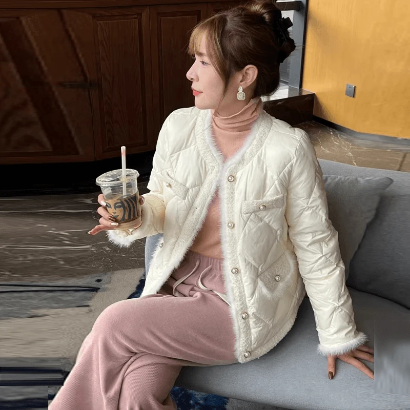 艾菜依羽绒服2023爆款白色小香风高级感炸街短款羽绒女冬年爆款小