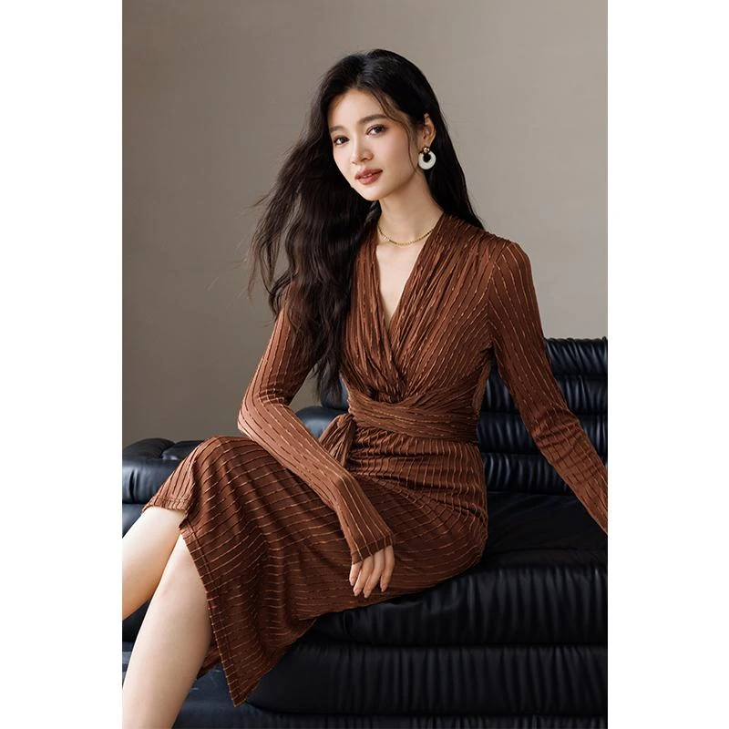 法国茵芝本INZB美拉德咖色弹力绒修身长袖打底连衣裙秋冬裹身裙