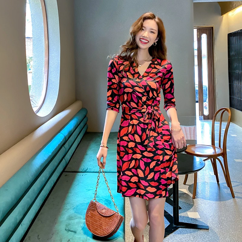 张靓颖同款绝美烈焰红唇连衣裙女夏高级感收腰显瘦气质名媛裹身裙