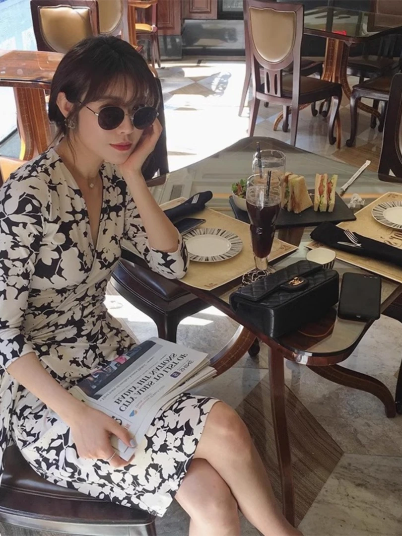 【幽影黛烟】设计感温柔风气质时尚少女高级优雅修身碎花印花连衣裙