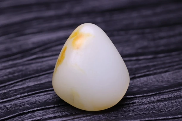 新疆和田玉黄皮白肉原石