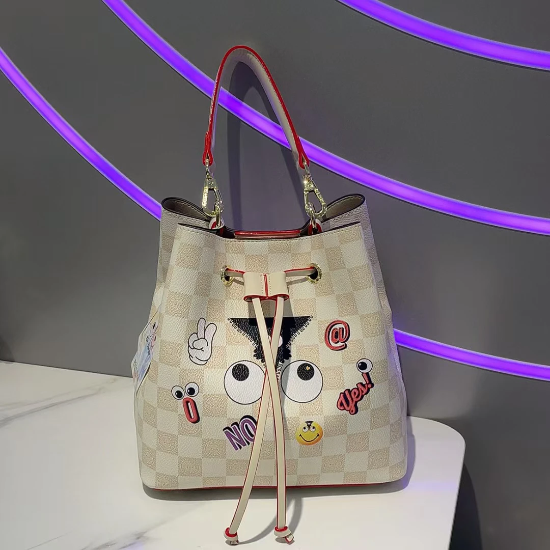 小田姐姐【EYE THEME】秋冬款大眼睛时尚百搭水桶包2720米杏色