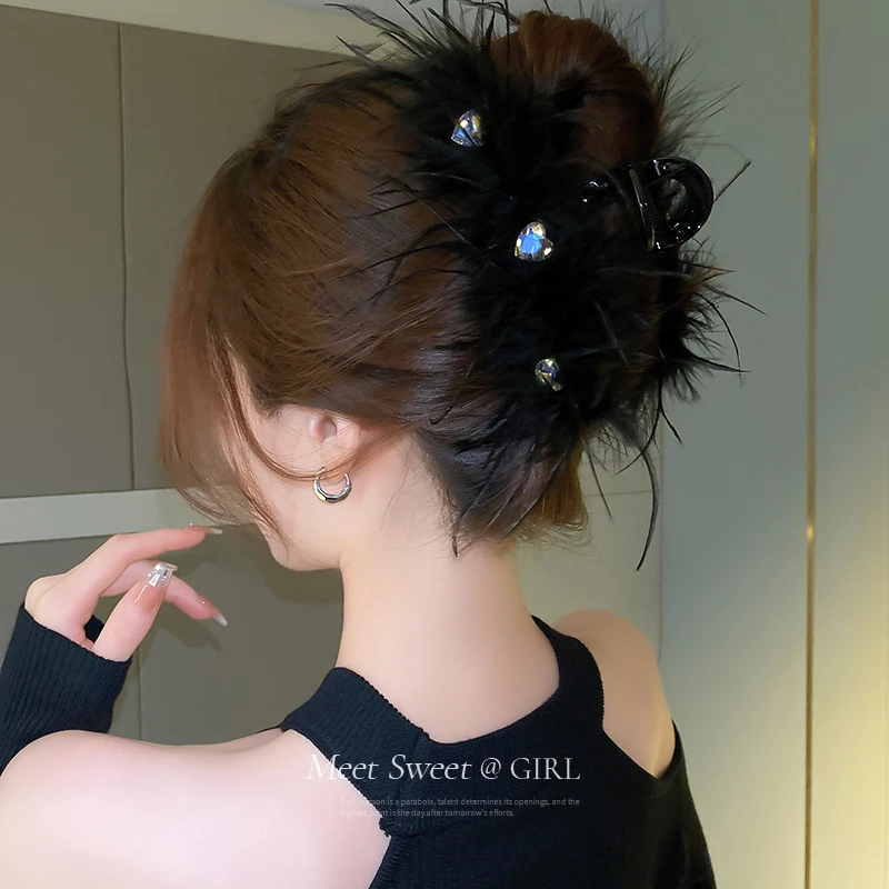 YIZUN.CHOMEL韩国鸵鸟羽毛抓夹夹子女新款后脑勺鲨鱼夹头饰高级感