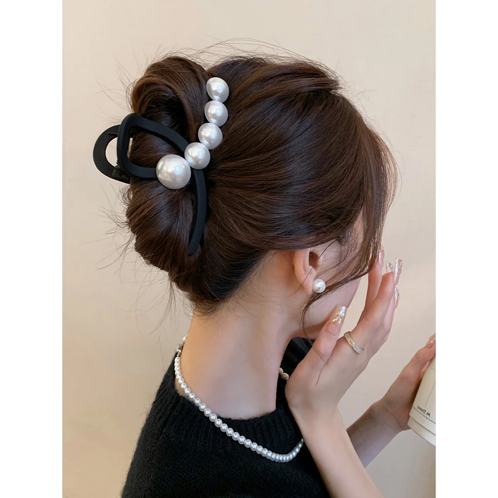 挺能抓的~仿珍珠抓夹精致发抓扎头发夹女后脑勺高级感发饰鲨鱼夹