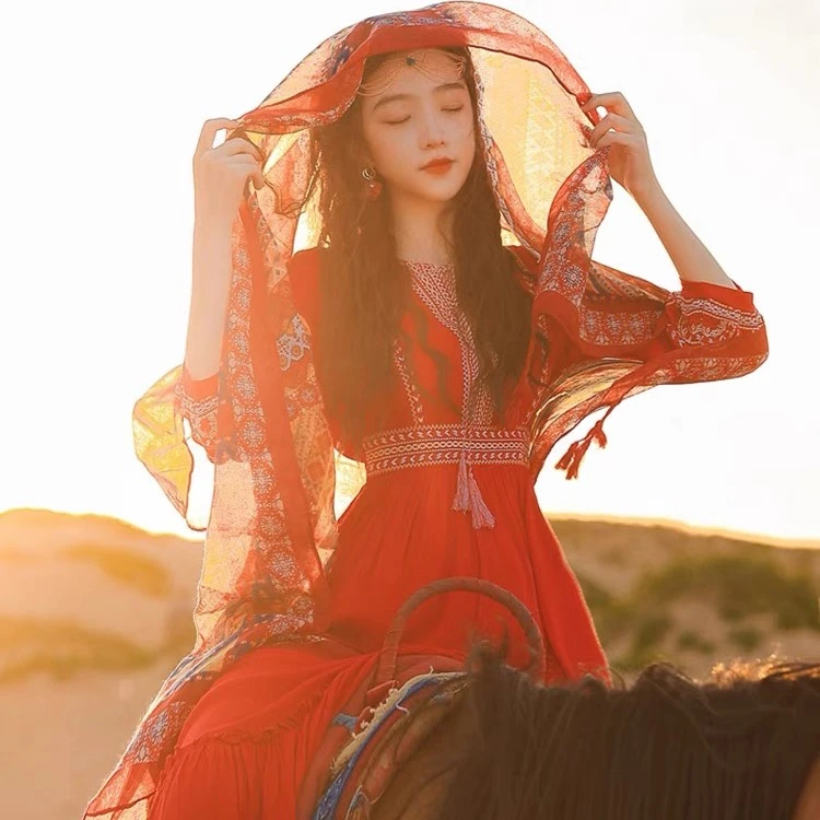 云南西双版纳旅游穿搭民族风红色刺绣连衣裙沙漠草原度假长裙女夏