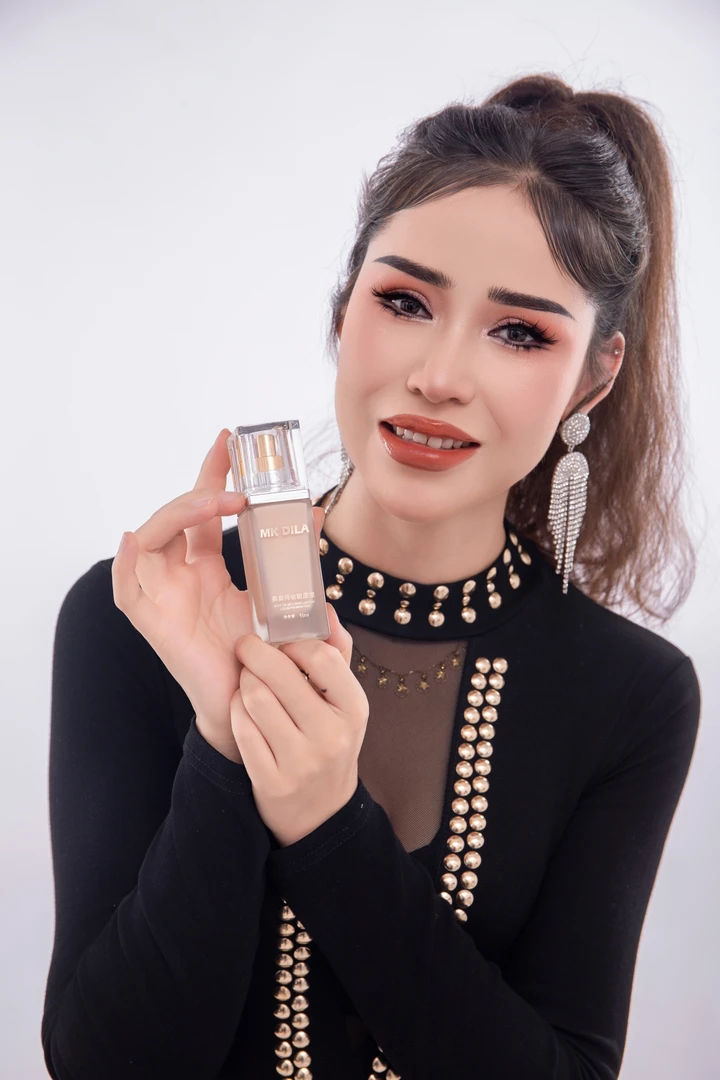 敉苛羝辣粉底液水润保湿遮瑕持妆混干油皮化妆品，自然色