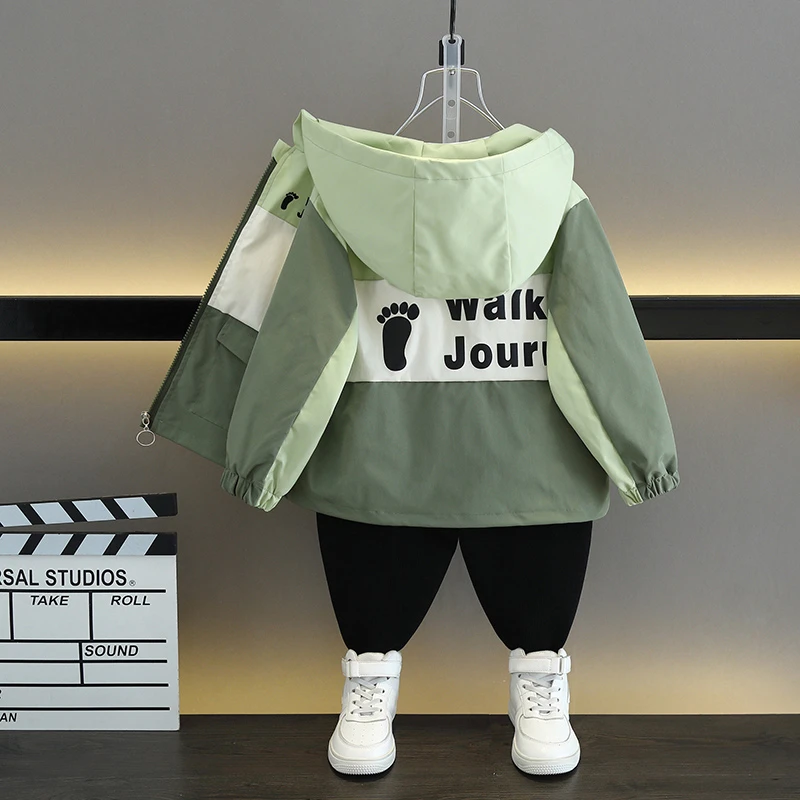 中小童秋装薄款休闲服男童春秋新款可爱字母印花连帽儿童外套潮