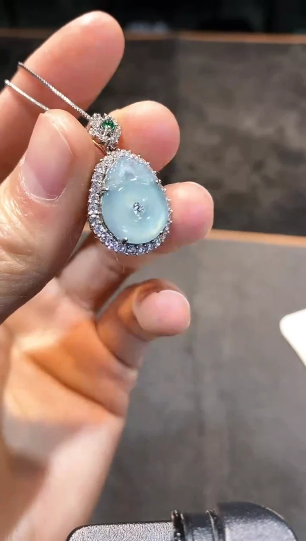 【闪购商品】翡翠吊坠多样性发其一不含链未镶嵌.