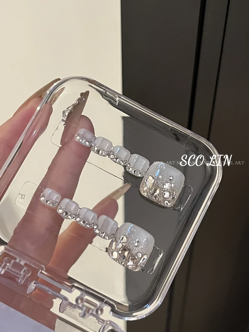 ScoLin【漫浮】乳白缎面 拼钻 施华洛 手工定制美甲脚短方穿戴甲
