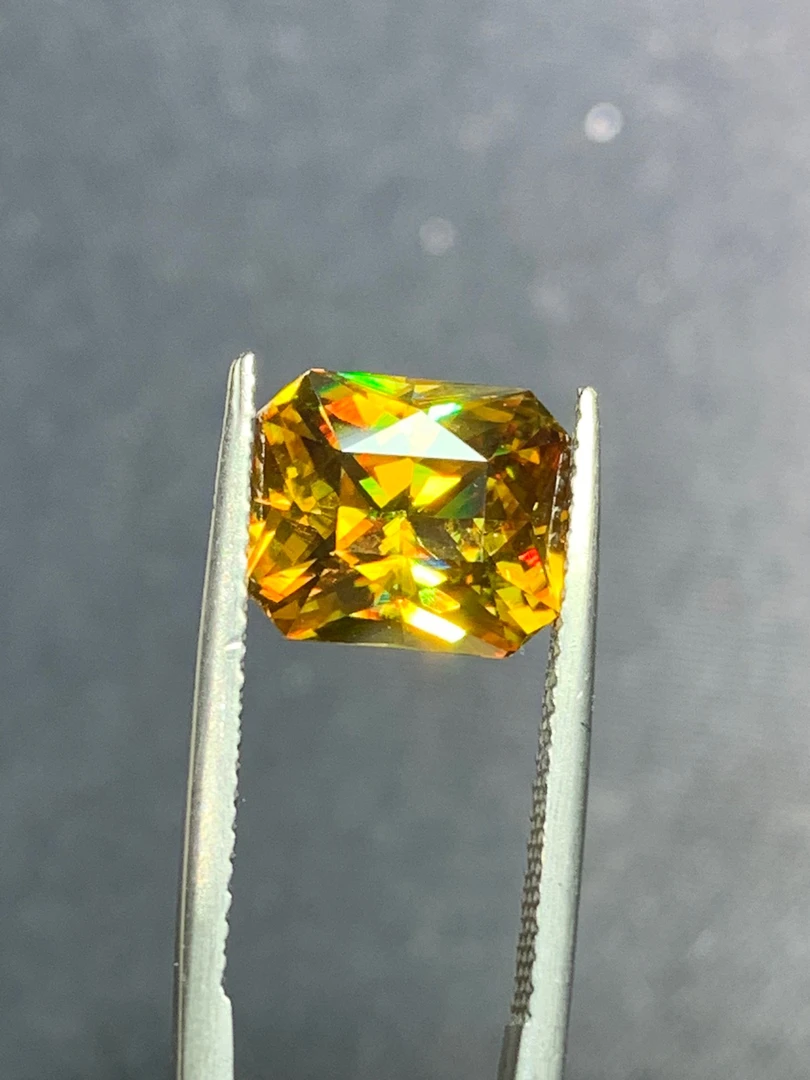 天然雷迪恩精切榍石3.53克拉