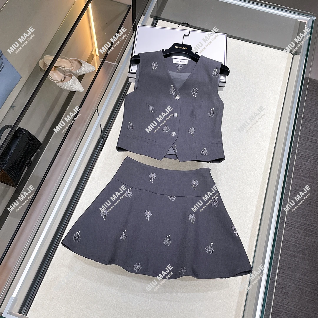 高端女装小香风绣花V领马甲+高腰A字伞短裙套装DY4518