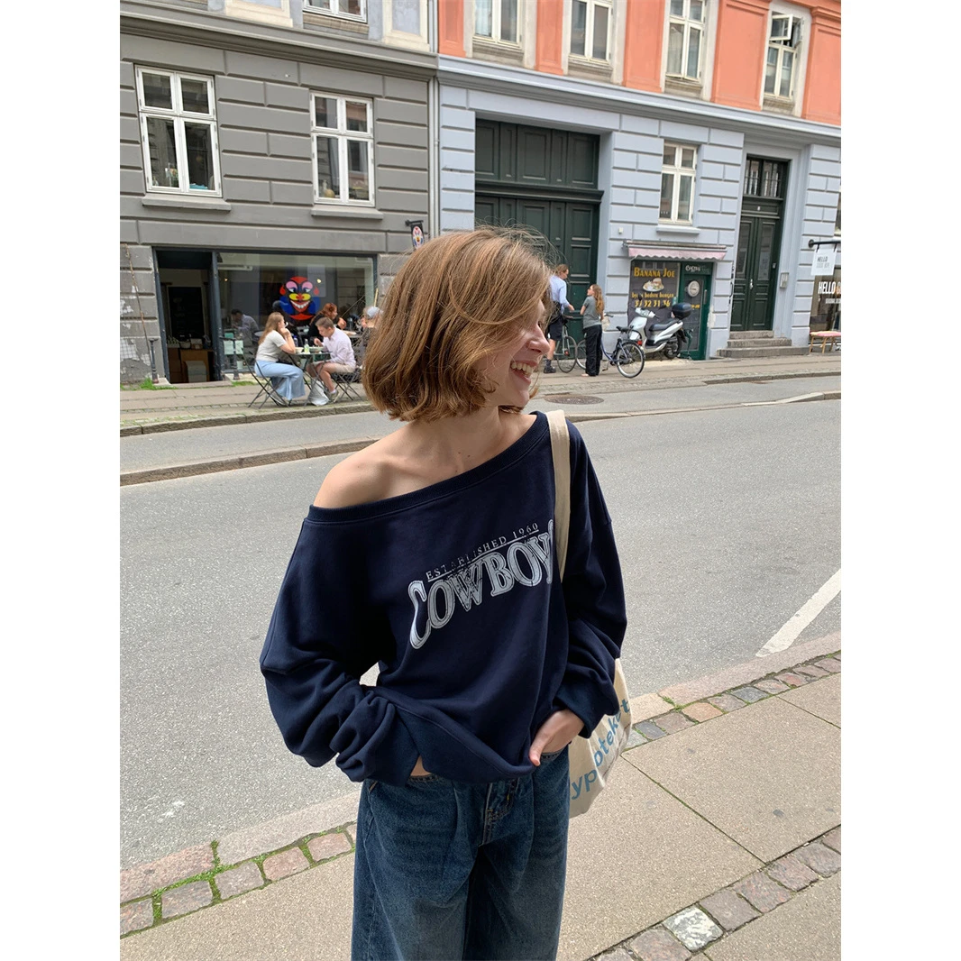 藏青色斜领露肩卫衣女春秋季新款设计感字母印花宽松显瘦长袖上衣